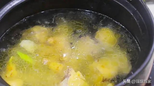 怎样煲鸡汤，怎样煲鸡汤好喝视频（直接加水炖就错了）