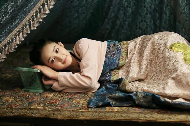 古代的枕头为什么那么高，古代枕头为啥那么高（古人的枕头又高又硬）