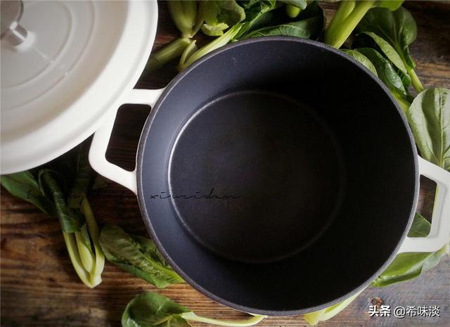 珐琅锅如何开锅，珐琅锅和陶瓷锅哪个好（锅油润寿命更长）