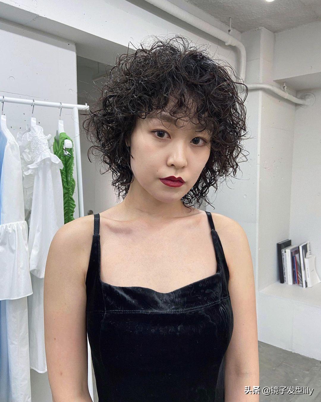 随着天气逐渐转凉,短发全头卷烫发可以说是大火了起来,烫蓬蓬的效果有