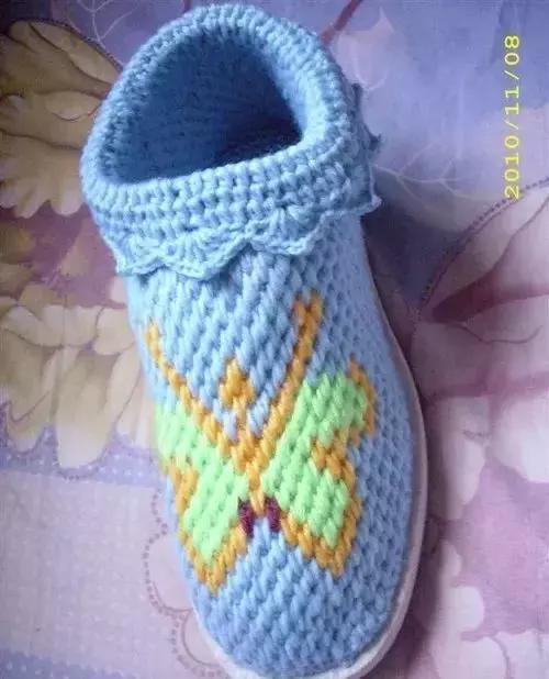 怎么钩毛线拖鞋，学钩毛线拖鞋视频教程（钩针编织的蝴蝶图案的棉拖鞋）