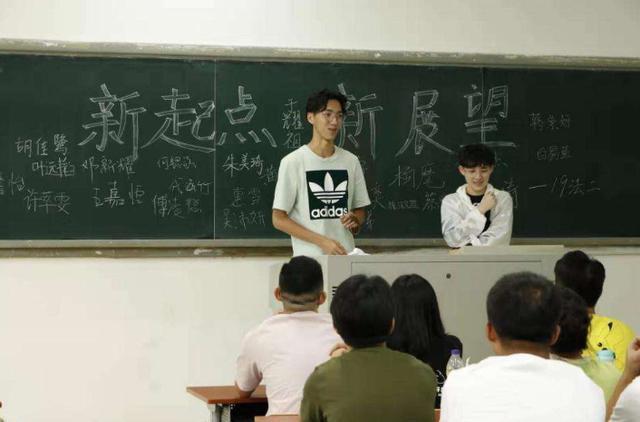 大学新生自我介绍，大学新生自我介绍简短（大一新生该如何做自我介绍）