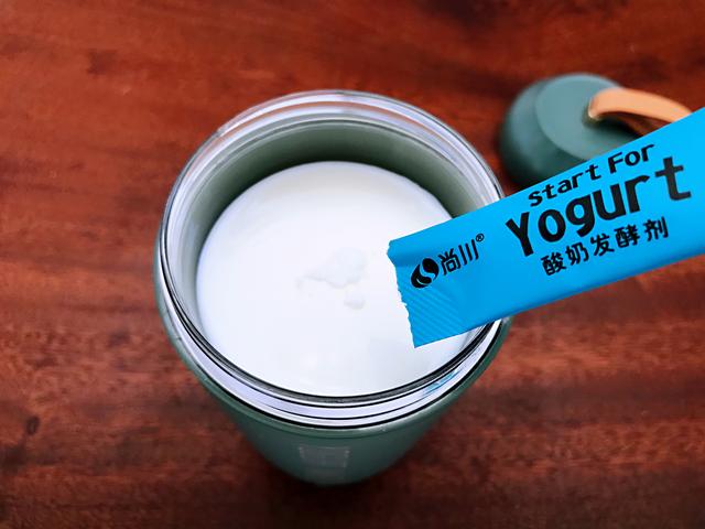怎么自制老酸奶，自制老酸奶简单步骤（在家也能做出浓稠拉丝的老酸奶）