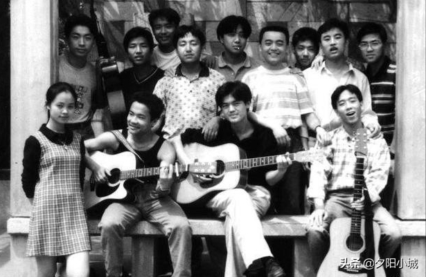 湖水是你的眼神是什么歌，湖水蓝是什么颜色（她们录了一首永远留在岁月里的歌）