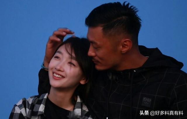 周冬雨余文乐泳池拥抱被热议，两个人为什么最终没在一起？