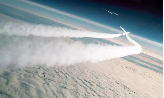 飞机后面的白烟尾巴是什么，飞机尾有长长的白色烟（飞机“拉线”，那条线到底是啥）