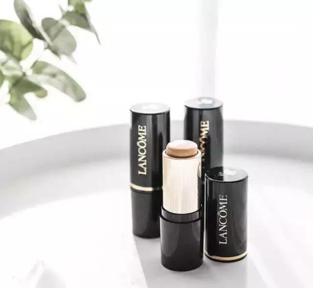 BB霜和气垫BB有什么区别，气垫bb和bb霜的区别（BB霜、气垫、粉底液、素颜霜...这些底妆区别在哪）