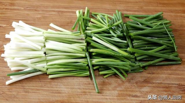 求熬葱油汁的做法，正宗葱油怎么熬制最香窍门（葱油拌面这样做好吃）