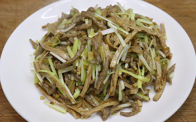 炒牛肉片怎么炒好吃又嫩，大蒜炒牛肉片怎么炒好吃又嫩（农家清炒牛肉丝）
