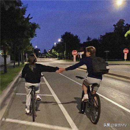 qq情侣接吻头像，qq唯美接吻情侣头像微信（情侣亲亲朋友圈图片素材）