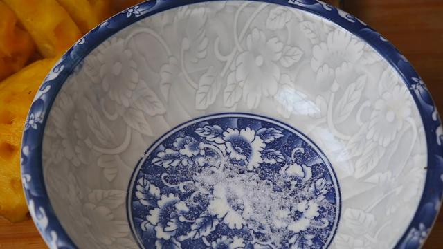 怎样轻松去除菠萝皮，怎样去菠萝皮最简便方法（家常版菠萝去皮教程）