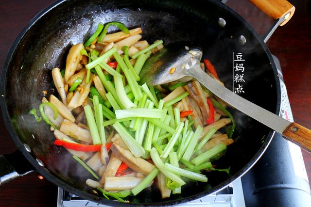 莲藕炒什么好吃，莲藕炒什么菜好吃又营养（记得多加这2样蔬菜）