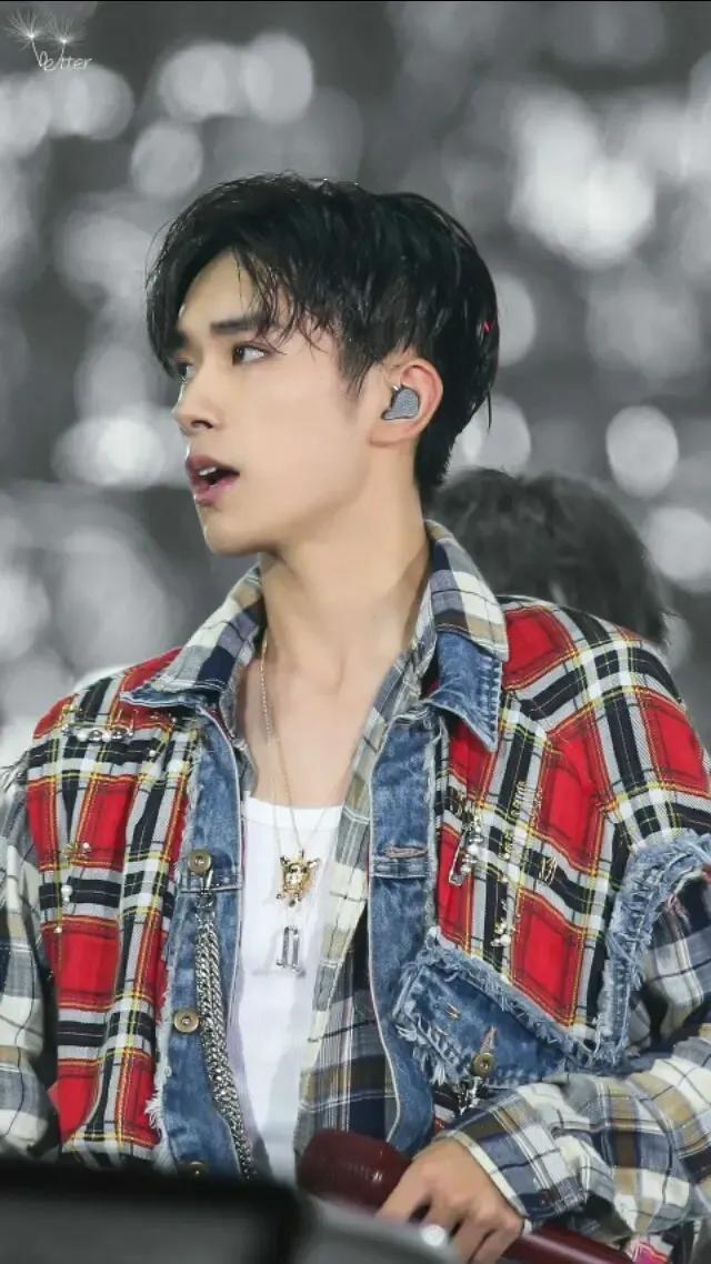 易烊千玺的图片，易烊千玺头像微信（喜欢这个词太肤浅我对你的感觉不止如此）