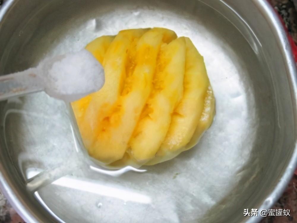 泡菠萝的盐水要用热水还是冷水，盐水泡菠萝用热水还是凉水（菠萝为什么要用盐水泡）