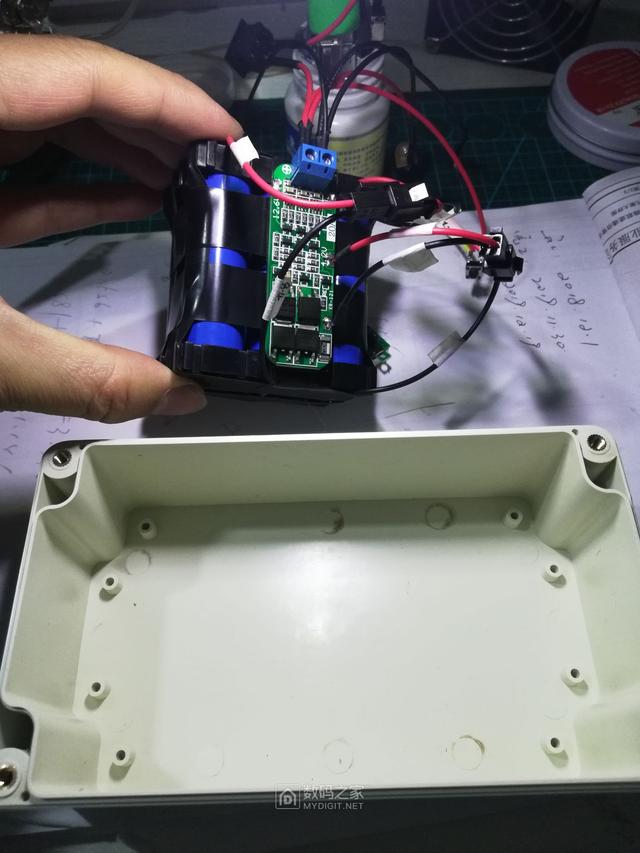 怎么自制充电宝的电池，DIY移动电源18650电池升压到19.2V供笔记本使用