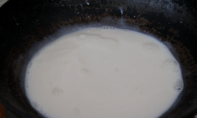 牛奶布丁的做法，牛奶布丁的做法最简单（2盒牛奶倒入锅中）