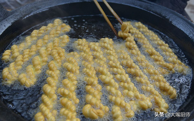 麻花怎么做才能又酥又脆，麻花怎么做又酥又脆教程（酥脆咸香的炸麻花）