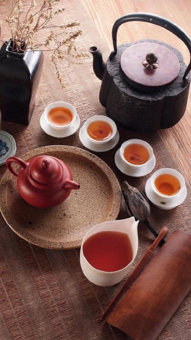 形容品茶的句子，形容品尝茶的句子（一个人品茶的心情句子）