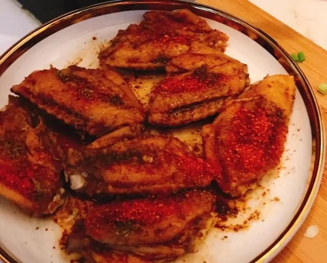 微波炉怎样烤鸡翅，用微波炉烤鸡翅怎么操作（一口嗦完只剩骨头）