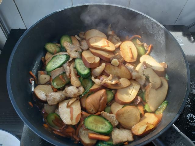 豆卷怎么炒好吃，炒豆卷的做法窍门（清新小炒之黄瓜炒豆卷）