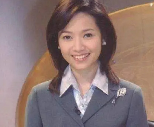 42岁侯佩岑为老公庆生，曾是周杰伦白月光，后嫁富豪住近亿元豪宅