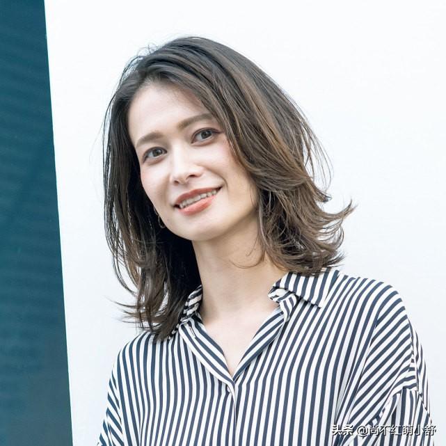 今年流行的短发型图片女40岁(今年流行"中长卷",减龄准年轻) - 美文