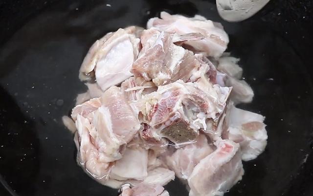 如何煲骨头汤，骨头汤怎么煲好喝窍门（汤汁浓白不油腻）