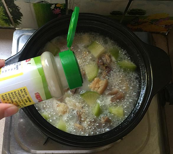 腊猪蹄炖什么好吃，腊猪蹄和什么一起炖好吃（萝卜炖腊猪蹄肉）