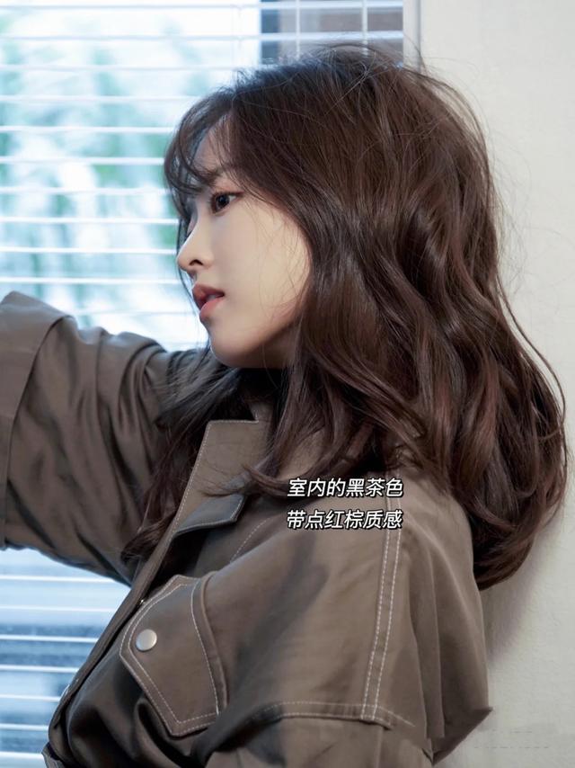 头发怎么自然变淡棕色，怎样才能让头发自然变棕色（满心欢喜染了黑茶色）