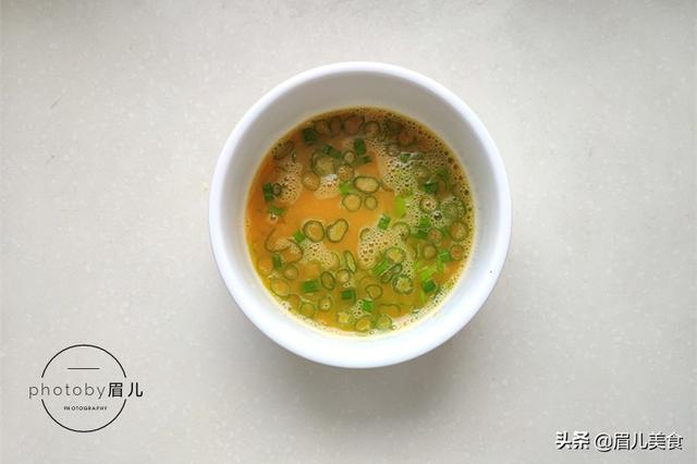 家常金针菇炒鸡蛋，金针菇炒鸡蛋的家常做法步骤（滑嫩鲜美的金针菇炒鸡蛋）