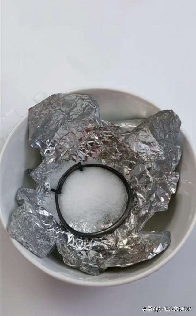 银氧化了怎样恢复，银饰品氧化了怎么办（而我用一张纸就能轻松解决）