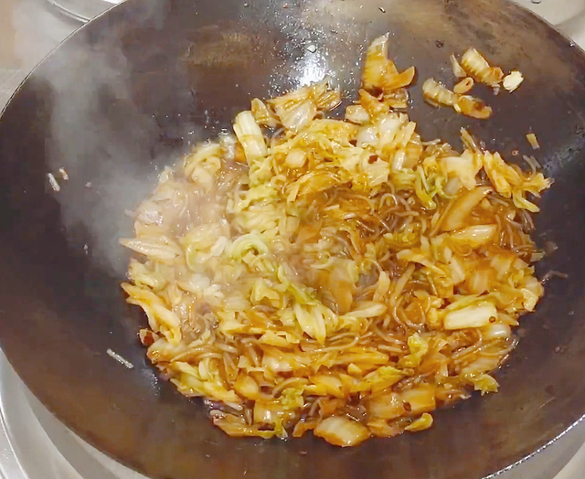 白菜炖粉条的家常做法，家常菜白菜炖粉条的做法（大厨教你这样做）