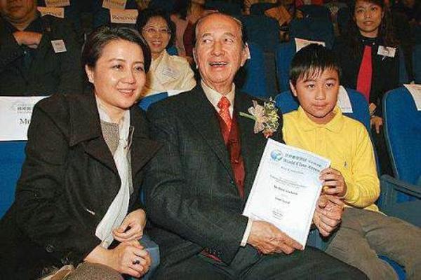 赌王的子女介绍，赌王的老婆及子女介绍（有人落魄到靠脚底按摩为生）