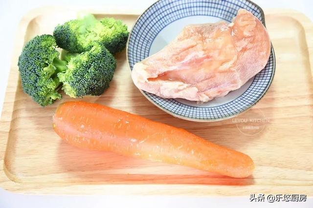 鸡肉饼的做法，汉堡鸡肉饼的做法（减肥也不用吃的太素）