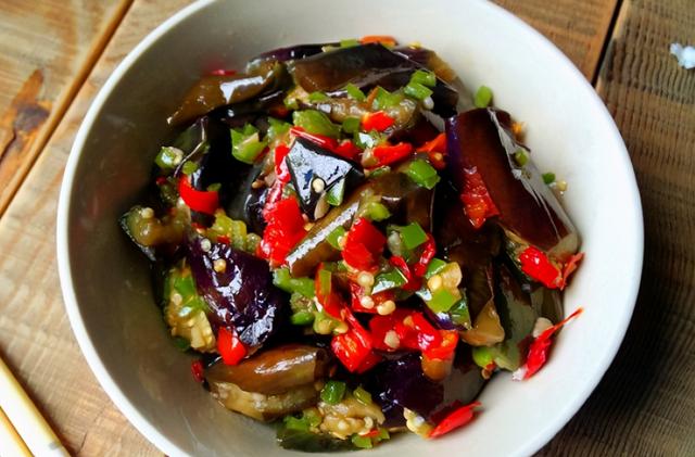 茄子怎么保存时间长还新鲜，黄瓜怎么保存时间长新鲜（腌茄子别直接腌）