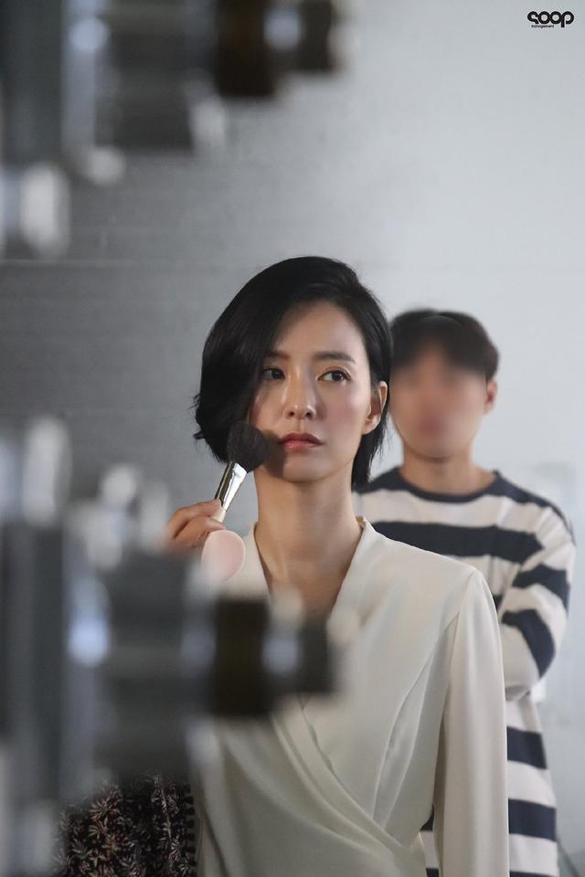 方脸怎样化妆让脸变得像瓜子脸，方形脸怎么化妆变瓜子脸（让你轻松打造高级感）