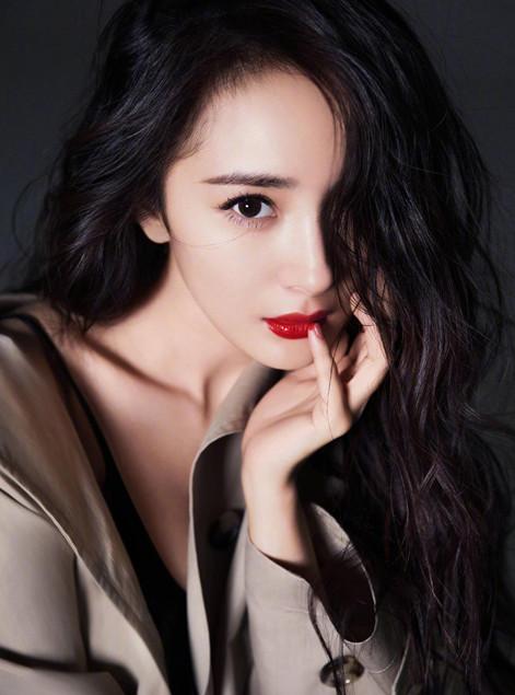 杨幂父亲是做什么的，年过50爱秀肌肉