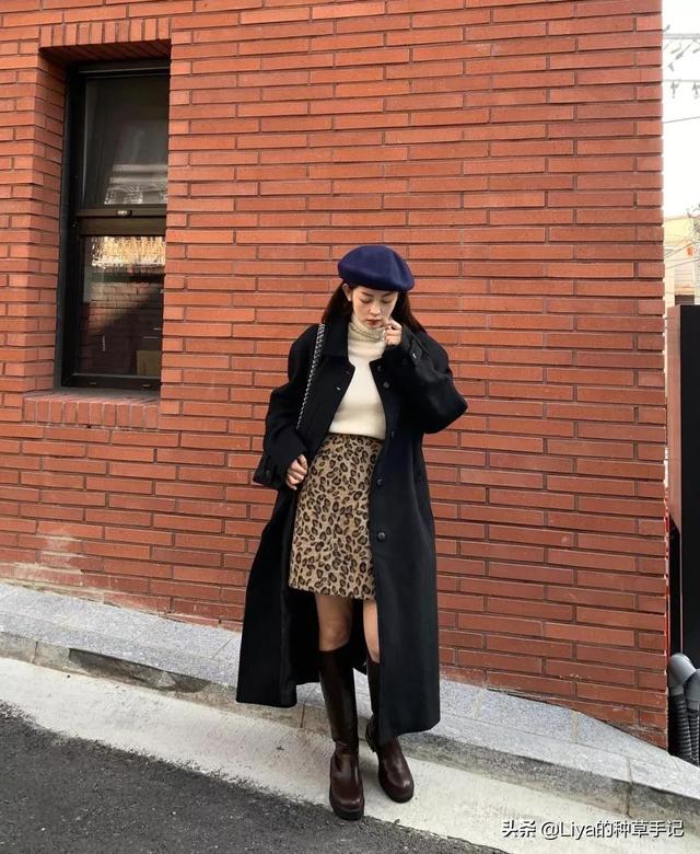 女生穿裙子里面穿的是什么，女生穿裙子里面穿什么裤子（裙子里还在穿“打底裤”吗）