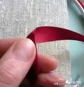 丝带玫瑰花教程，漂亮的丝带玫瑰蝴蝶结发卡（缝制精致好看的玫瑰丝带绣）