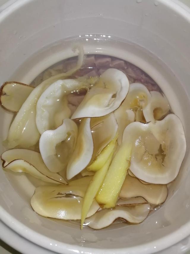 干羊肚菌如何做汤，干羊肚菌做汤怎么做（这道花胶羊肚菌汤）