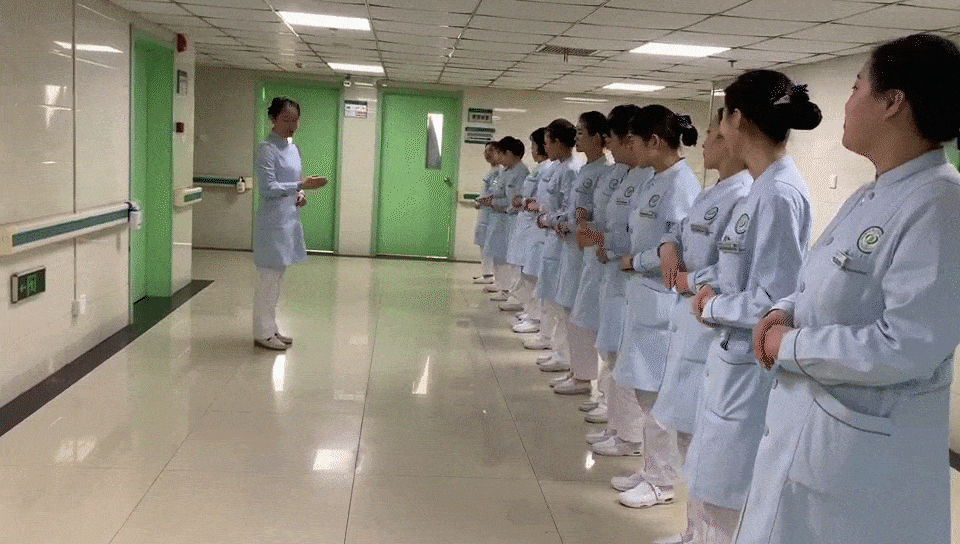 护士礼仪站姿有几种，护士礼仪站姿有几种图片（大兴护理的快和实之礼仪篇）