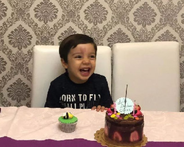 一杯纯色的红酒 一脸鲜红的吻痕，一杯纯色的红酒英语（小男孩被“爱神”附体图片）