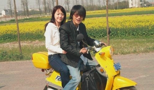 “国民岳父”韩寒携妻子罕现身，高中便相恋，奉子成婚今生活美满