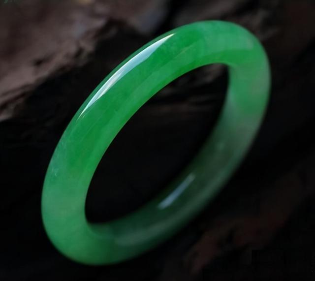 玉分哪几种，玉石里面那种玉最好（戴了这么久翡翠都不知道翡翠的种类有哪些）