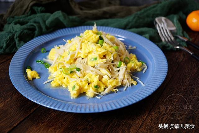 家常金针菇炒鸡蛋，金针菇炒鸡蛋的家常做法步骤（滑嫩鲜美的金针菇炒鸡蛋）