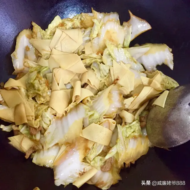 白菜梗炒肉丝的做法，白菜梗炒肉的做法大全（肉片干豆腐炒白菜）