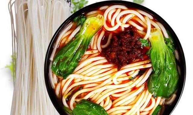 过桥米线的由来，过桥米线的由来是什么（米线口感是关键汤汁酱料更是灵魂）