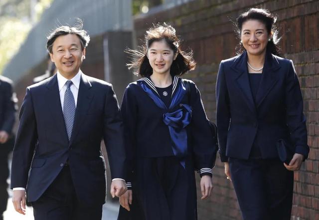 梦见蛇缠腰上是什么意思，梦见蛇缠在腰上（当上皇后也逃脱不了生儿子的压力）