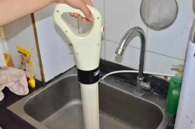 下水道堵了有什么解决方法，下水道堵了用什么方法解决（试试这个方法，轻松疏通不求人）