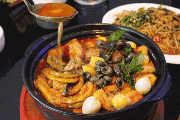 田螺煲的做法配料，田螺煲的做法图片（广西十大经典菜之二田螺鸭脚煲）